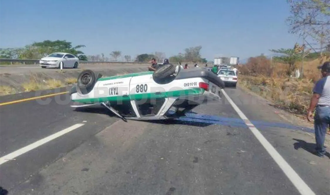 Taxista herido al sufrir volcadura