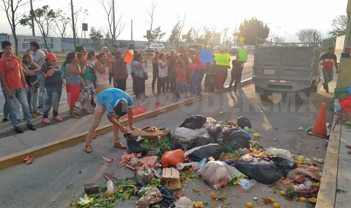 Dejan su basura frente a Proactiva
