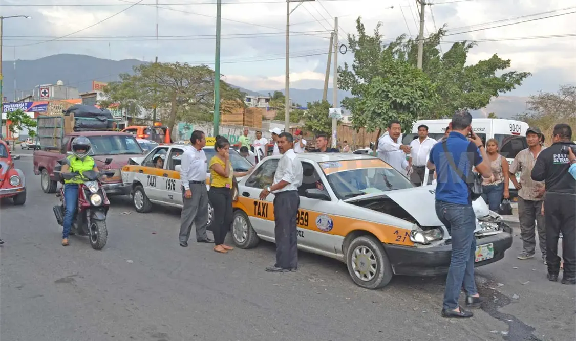 Camioneta sin frenos destroza a dos taxis