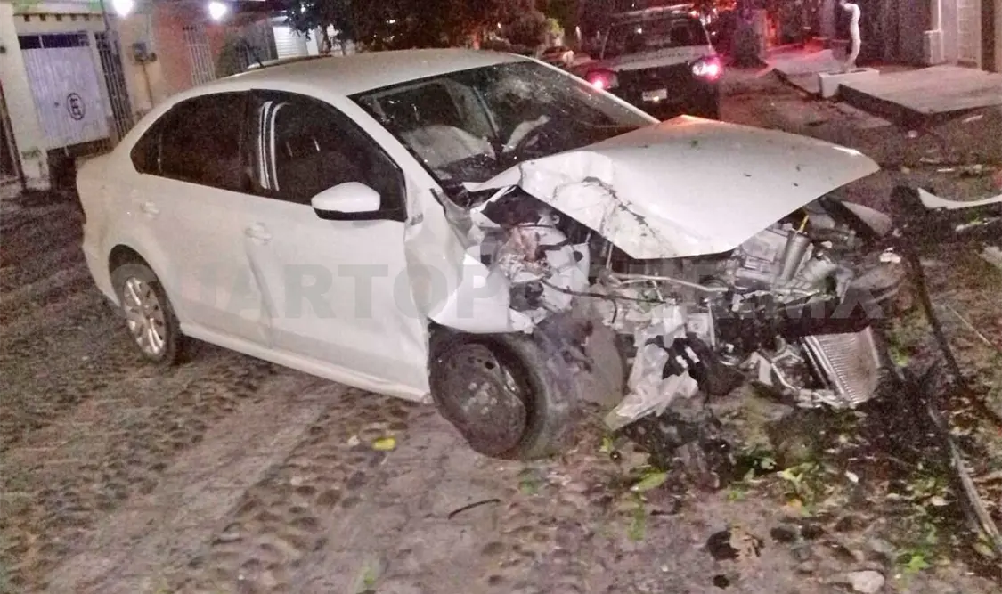 Destruye su carro en árbol y lo abandona