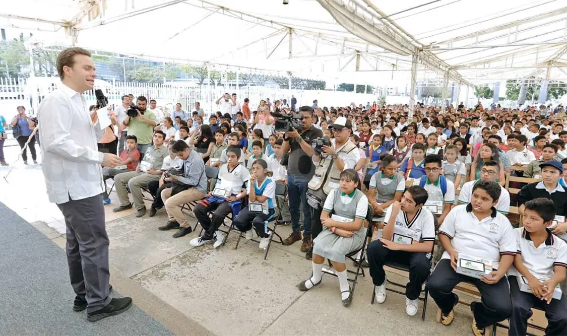 Entrega MVC más de mil tabletas a estudiantes de secundaria