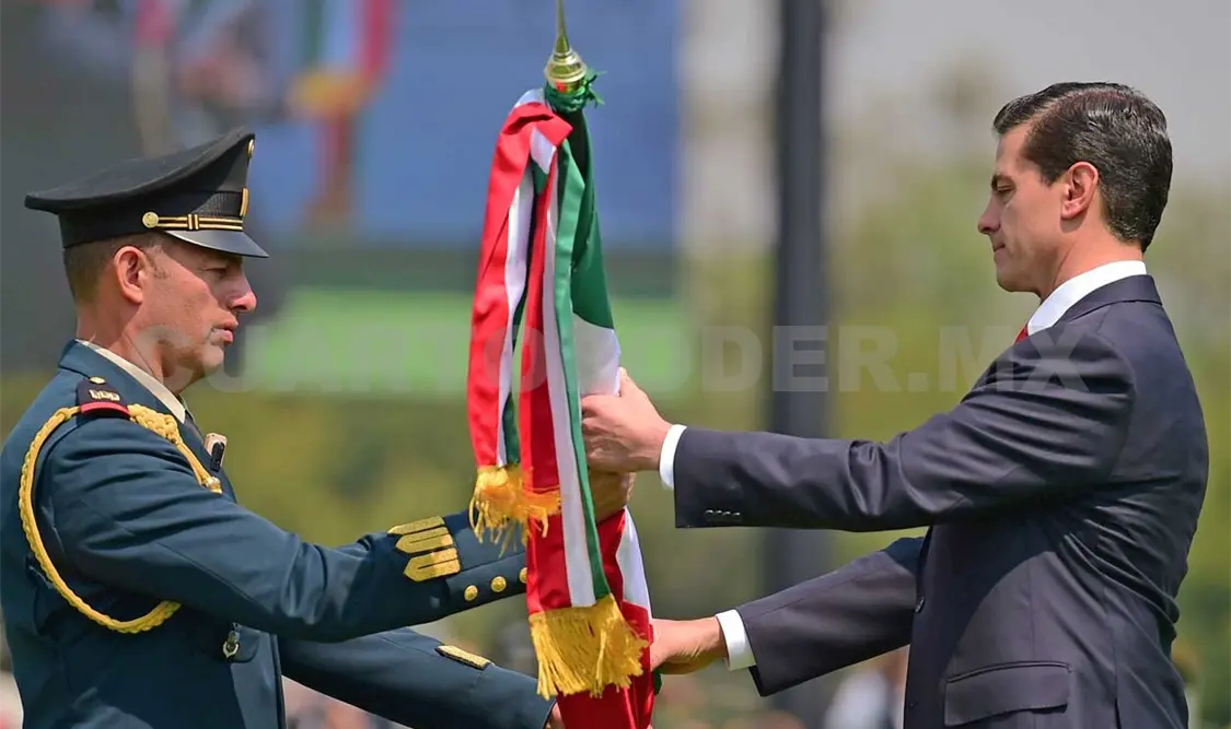 Enrique Peña Nieto saludó de manera muy particular a los integrantes de cada una de las escoltas. Presidencia
