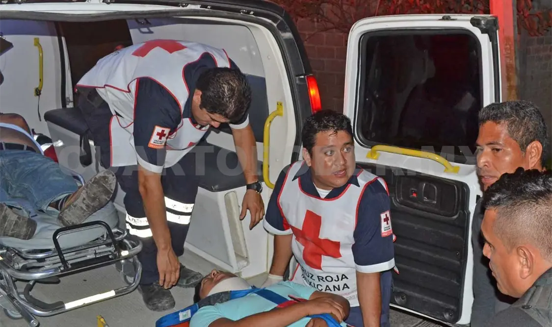 Paramédicos de la Cruz Roja Mexicana se presentaron para la valoración de los lesionados. Rafael Cabrera /CP
