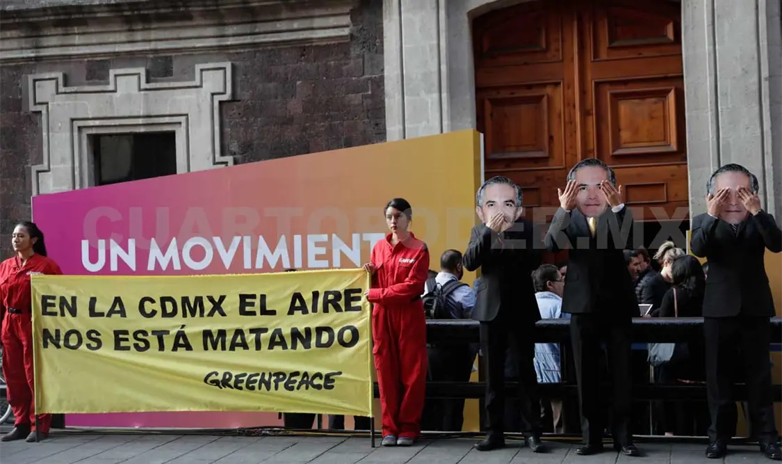 Activistas protestan en encuentro de mujeres