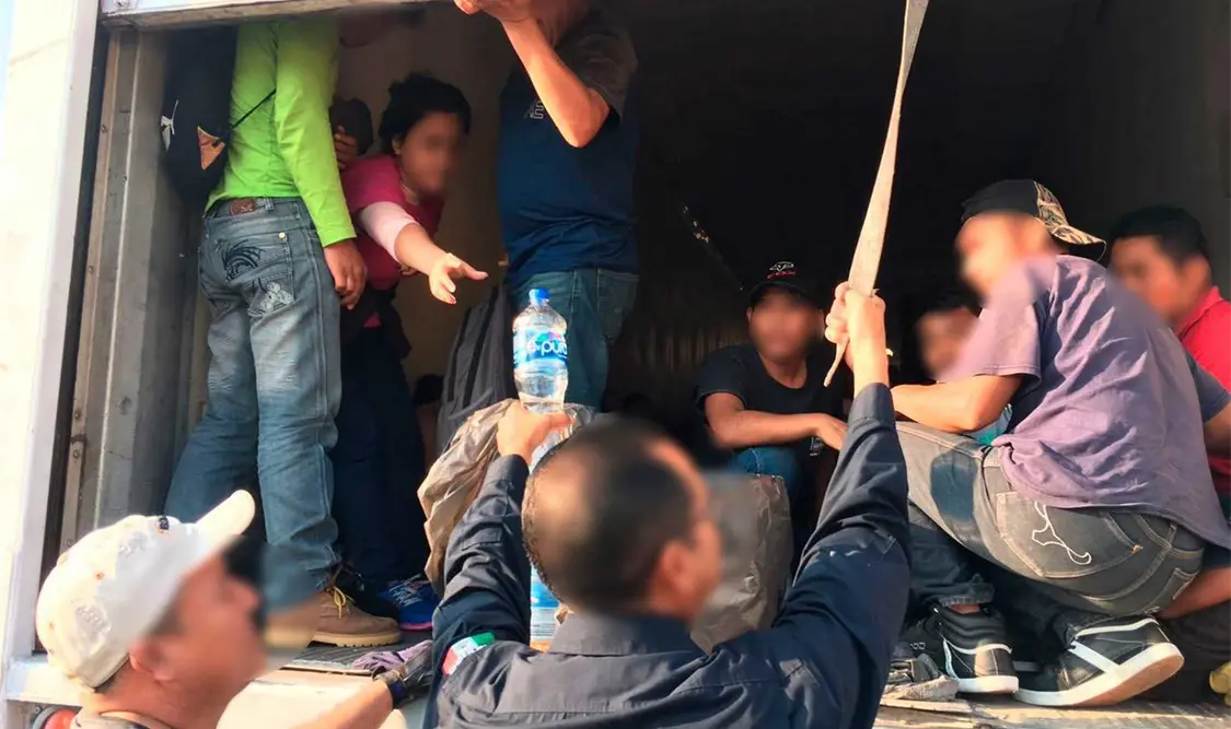 Encuentran a 137 migrantes centroamericanos en un tráiler