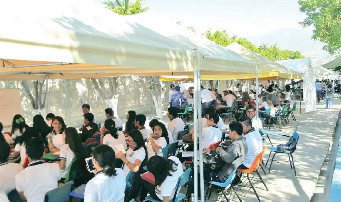 En prepa 1 reciben clases en carpas