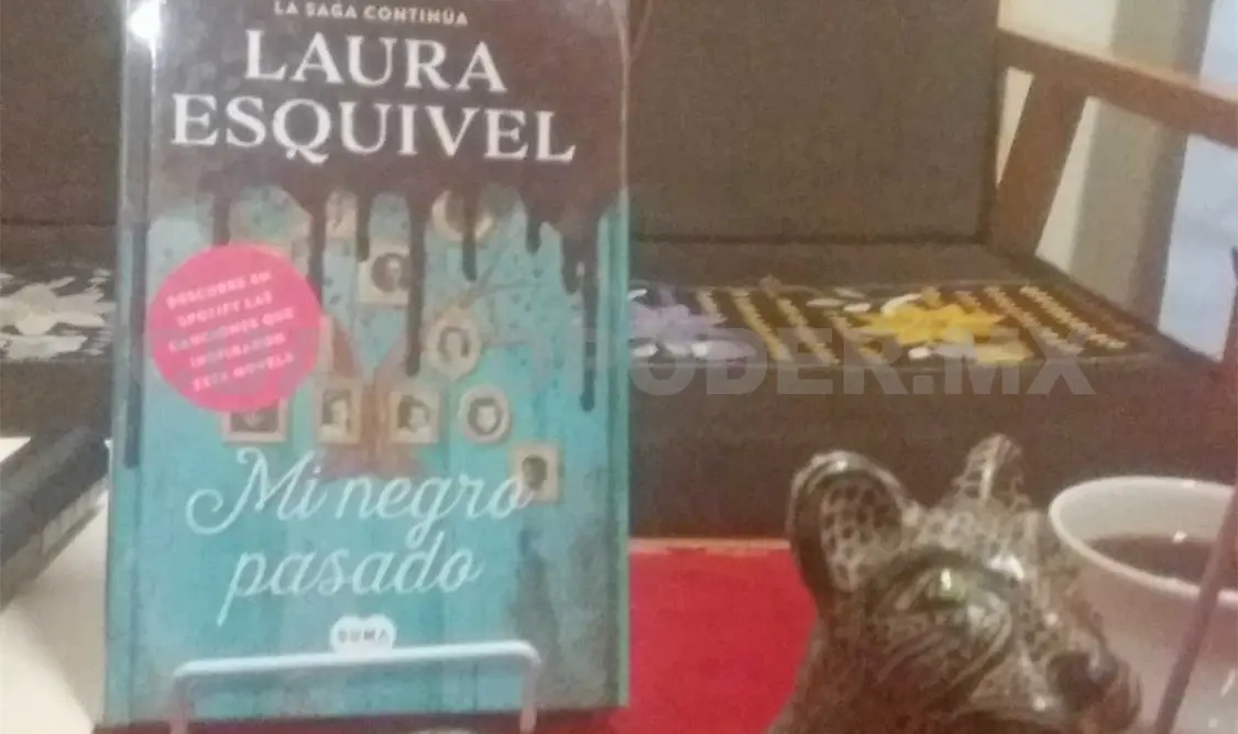 Uno de los libros de la escritora Laura Esquivel. Darwin Mendoza