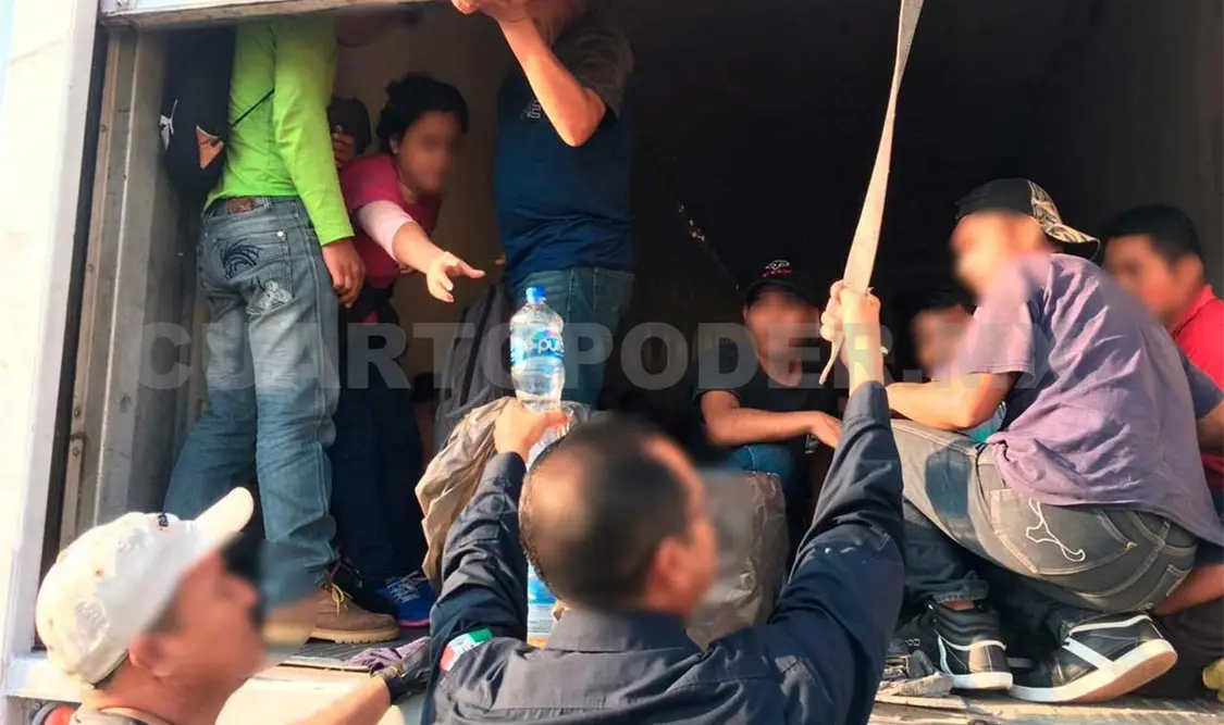 Encuentran a 137 migrantes en un tráiler