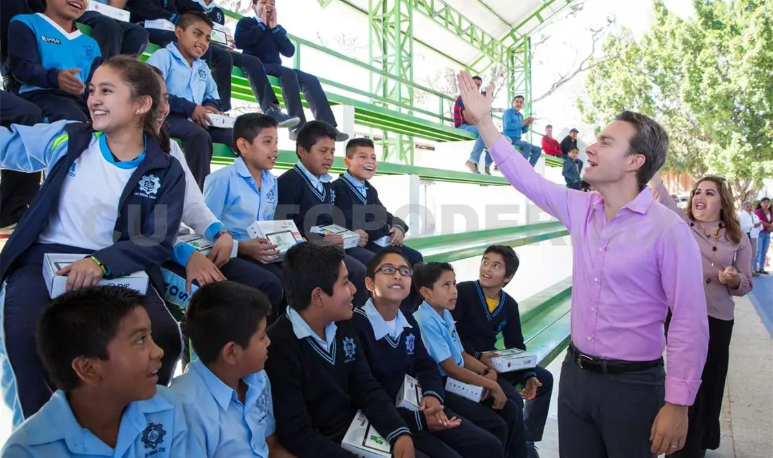 Beneficia Manuel Velasco Coello a estudiantes con tabletas electrónicas