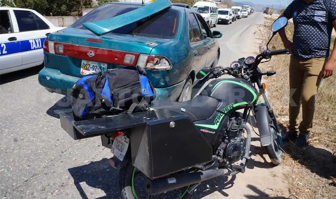 Acelerado motociclista se estrelló contra un vehículo