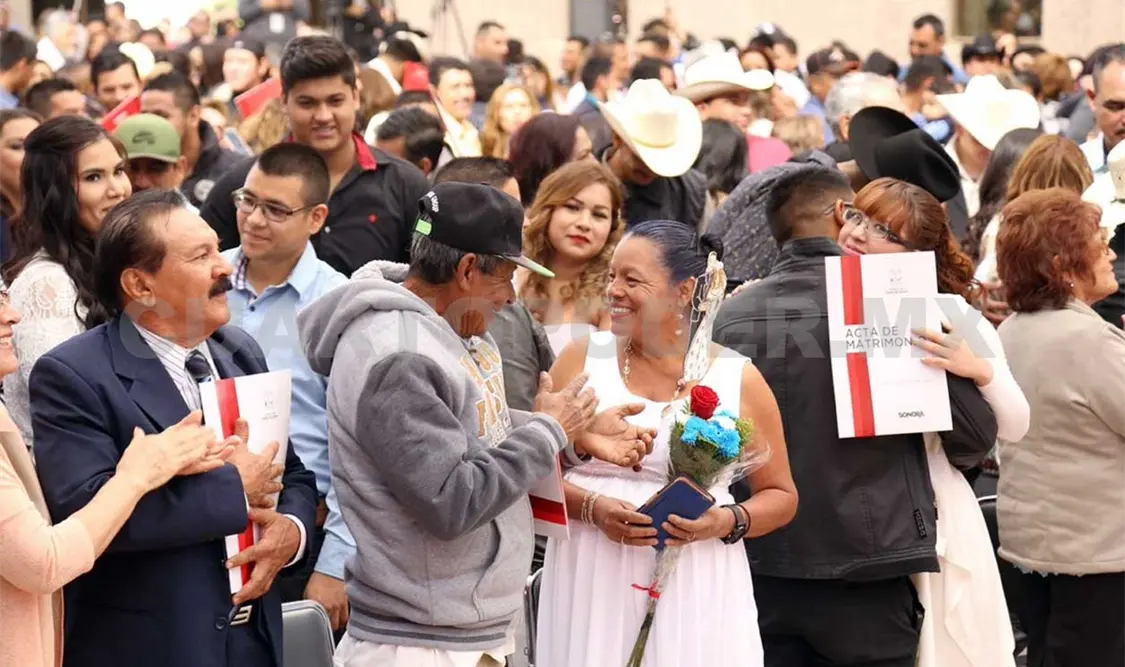 Contraen matrimonio dos mil 390 parejas