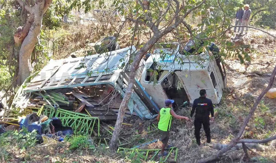 Camión terminó volcado al fondo de un barranco