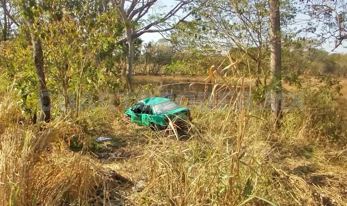 Fuerte accidente entre camioneta y un taxi