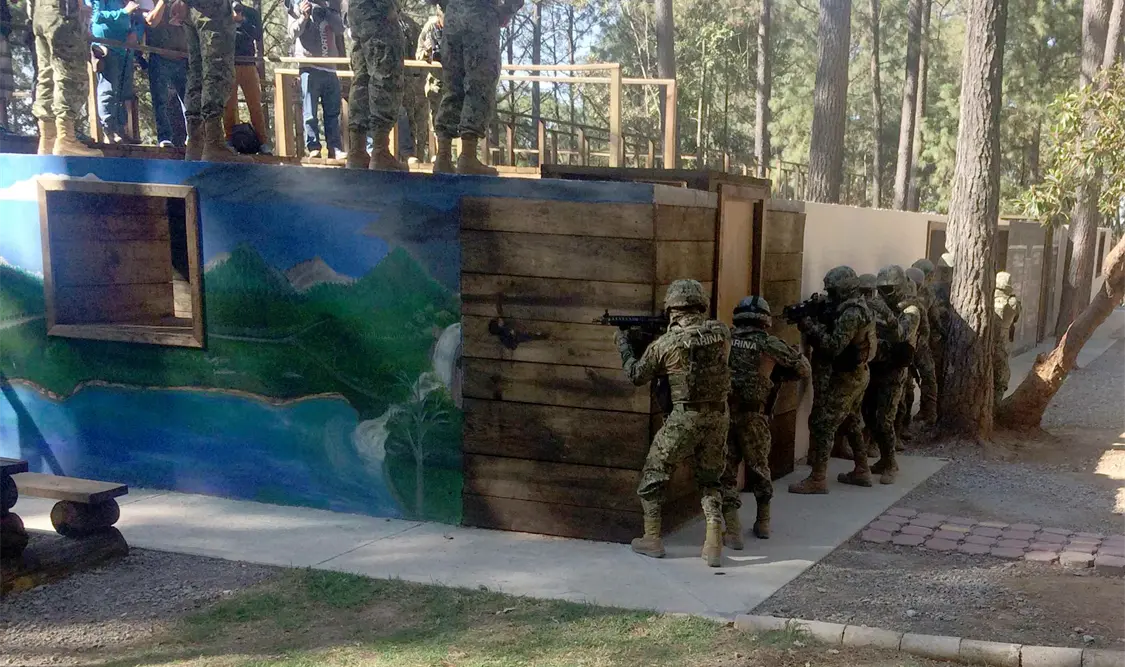 Infantería de Marina recibe adiestramiento para apoyar a la población
