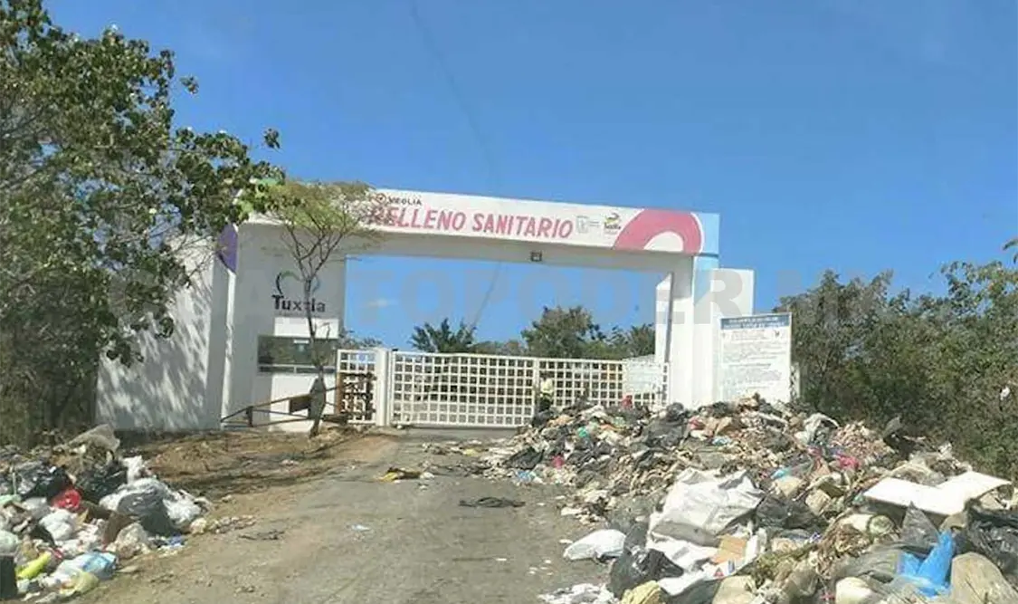 Tiran basura en entrada de relleno sanitario