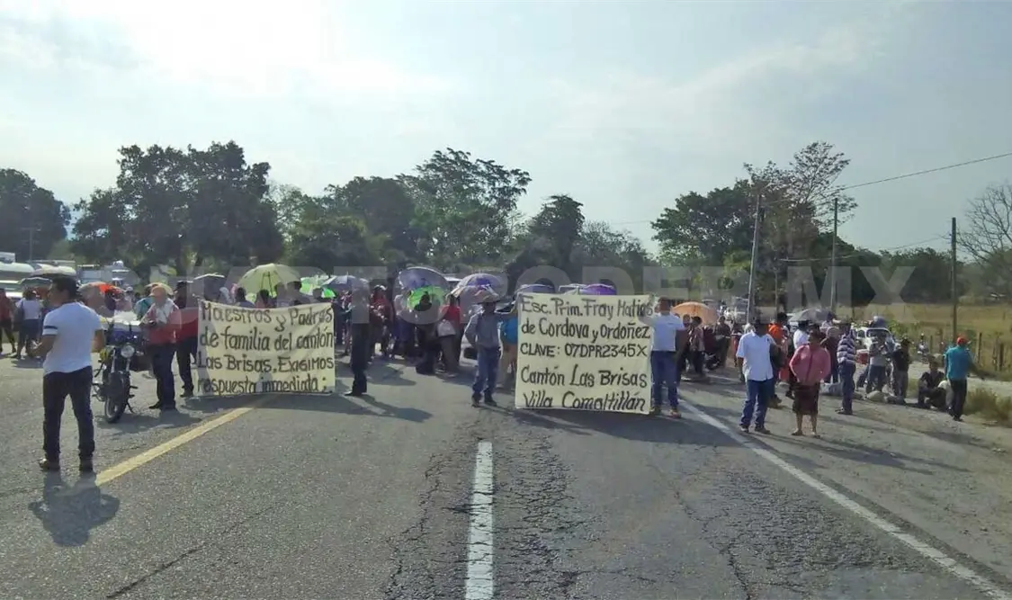 Con bloqueo exigen reconstrucción de escuelas afectadas