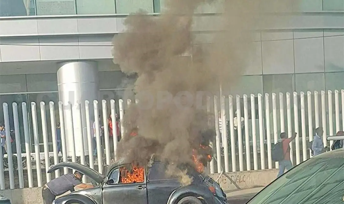 Vocho se incendia en el libramiento