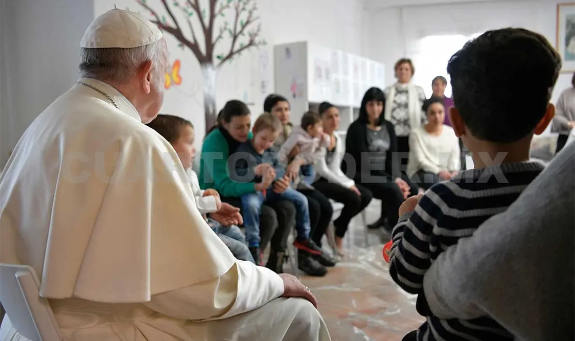 Papa visita casa para convictas con familia