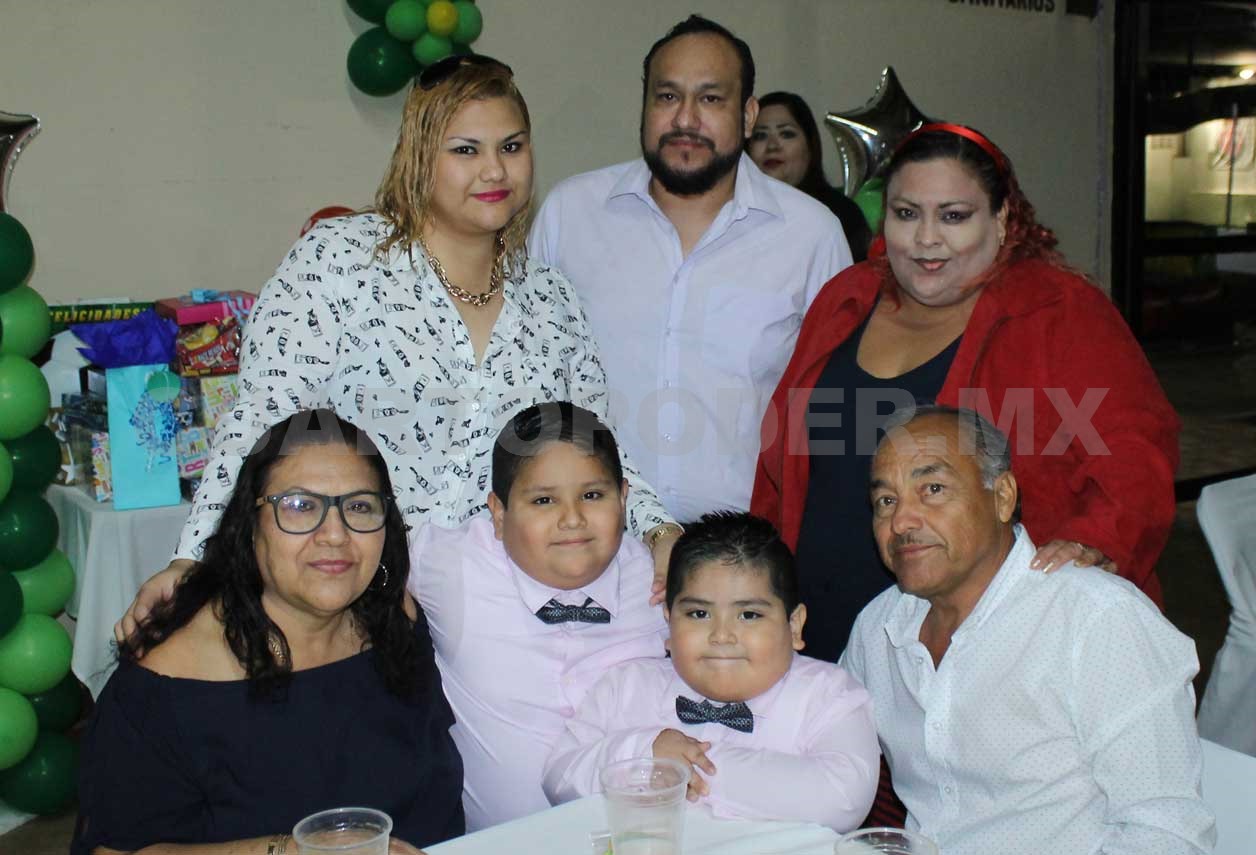 Hermanitos celebran juntos