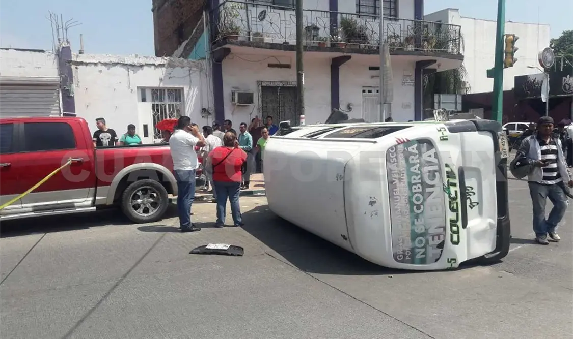 Nueve pasajeros lesionados tras volcadura de colectivo