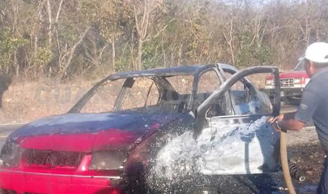 Jetta queda calcinado al chocar contra colectivo
