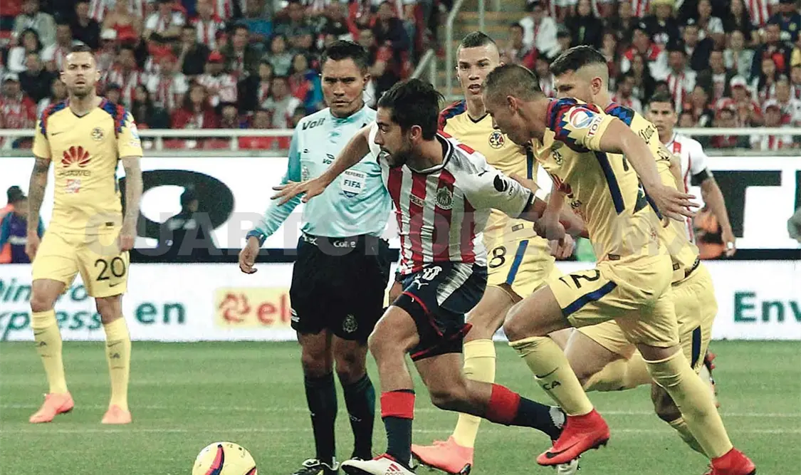 Chivas tuvo una mejor posesión del balón para llegar con más ambición a la meta del argentino Marchesin. El Universal