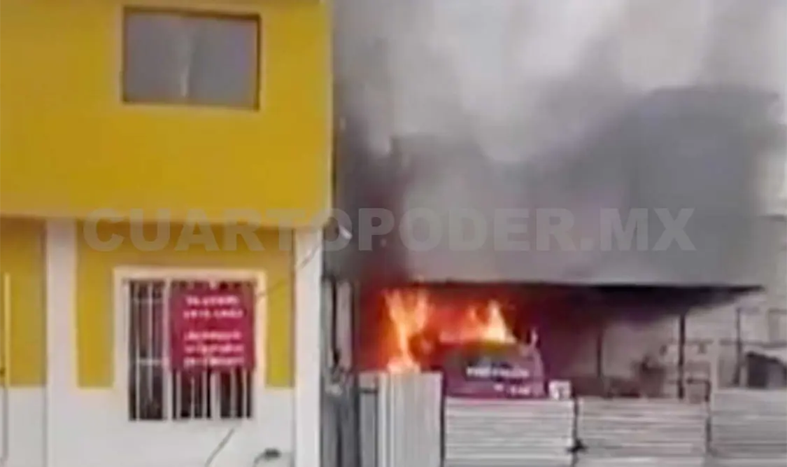 Al parecer el incendio inició por un presunto corto circuito, la mañana del sábado en una casa de la colonia Terán. Rafael Cabrera /CP