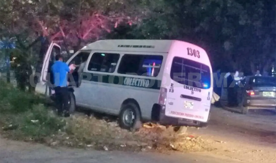 El presunto responsable impactó en la parte lateral al colectivo; al parecer circulaba a exceso de velocidad. Edberg Mayorga / CP