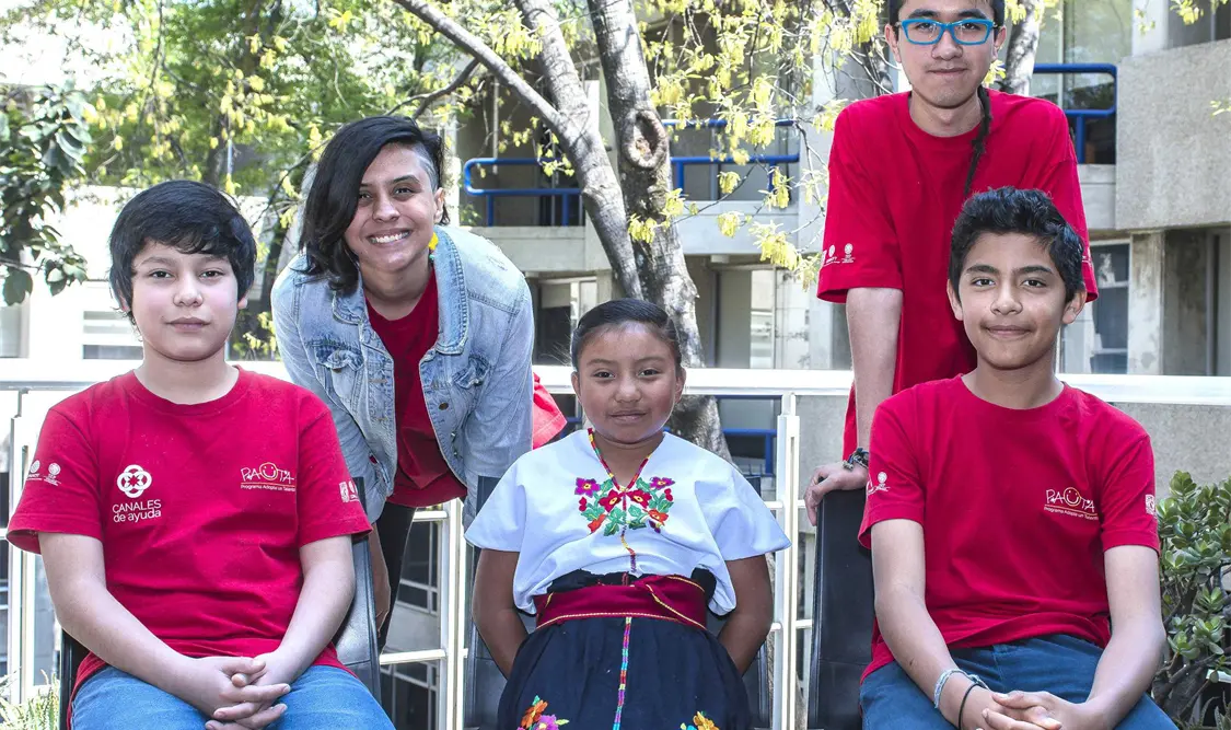 Premia UNAM a niña indígena que construyó un calentador solar