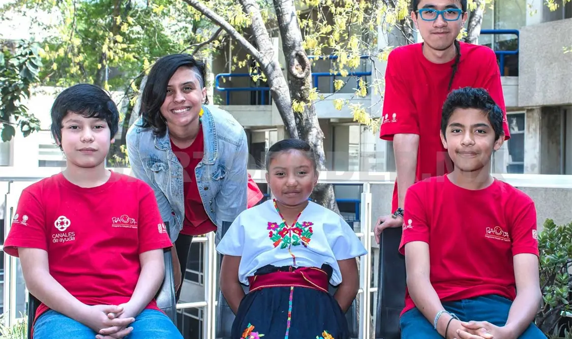 Premian a niña indígena que construyó calentador solar
