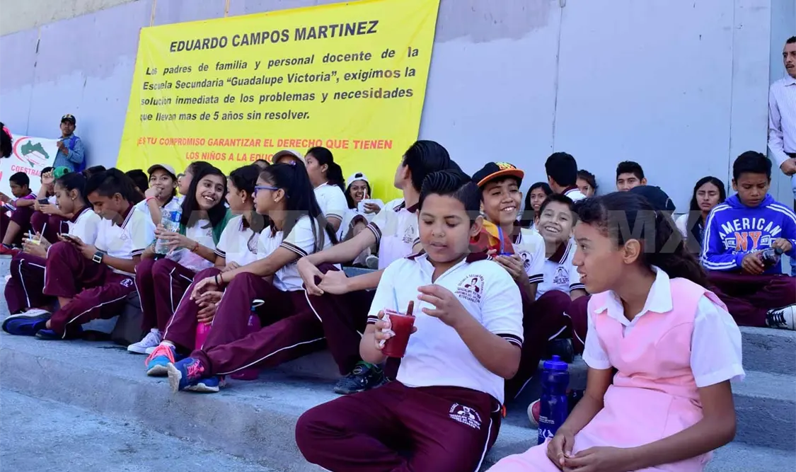 Piden regularización de salones de secundaria