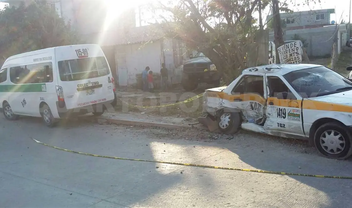 Cinco lesionados en choque de taxi y colectivo en Tuxtla