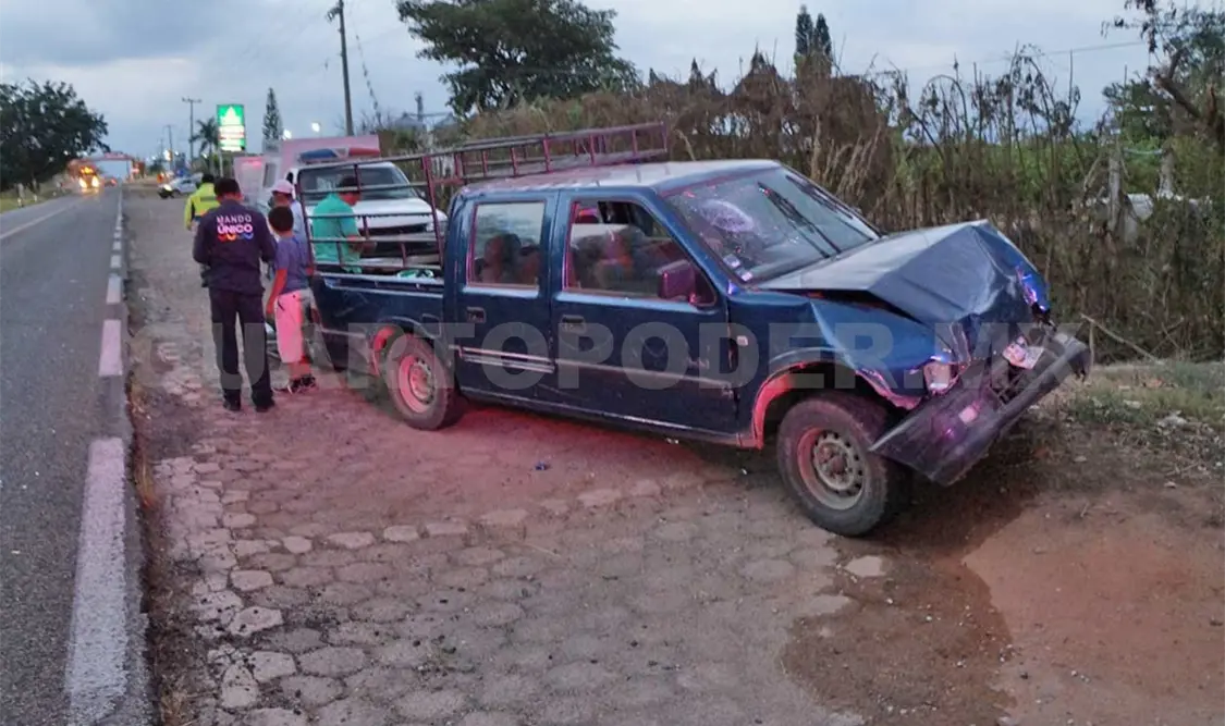 Camión provoca accidente y se da a la fuga; dos heridos