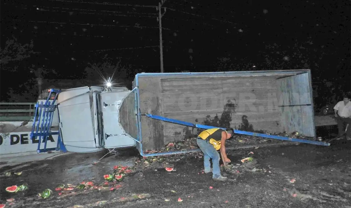 Ocupantes de tráiler lesionados tras volcar