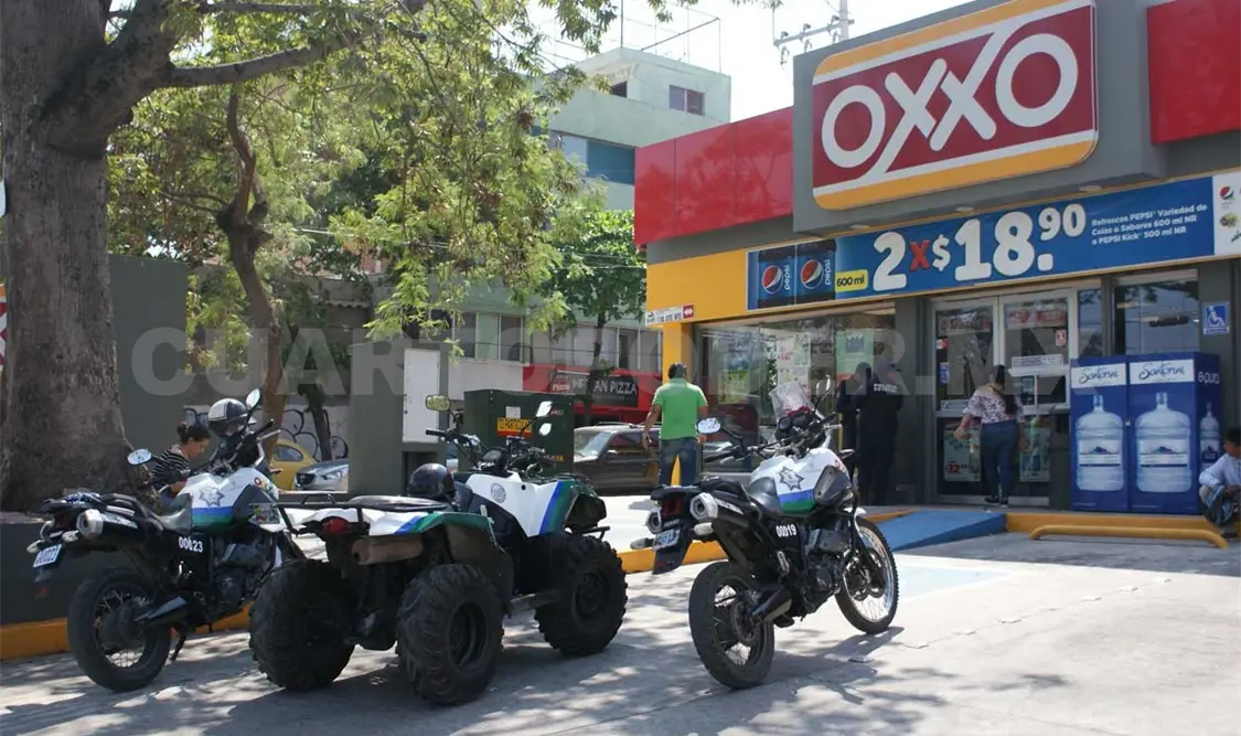 Sujeto armado atraca tienda de conveniencia