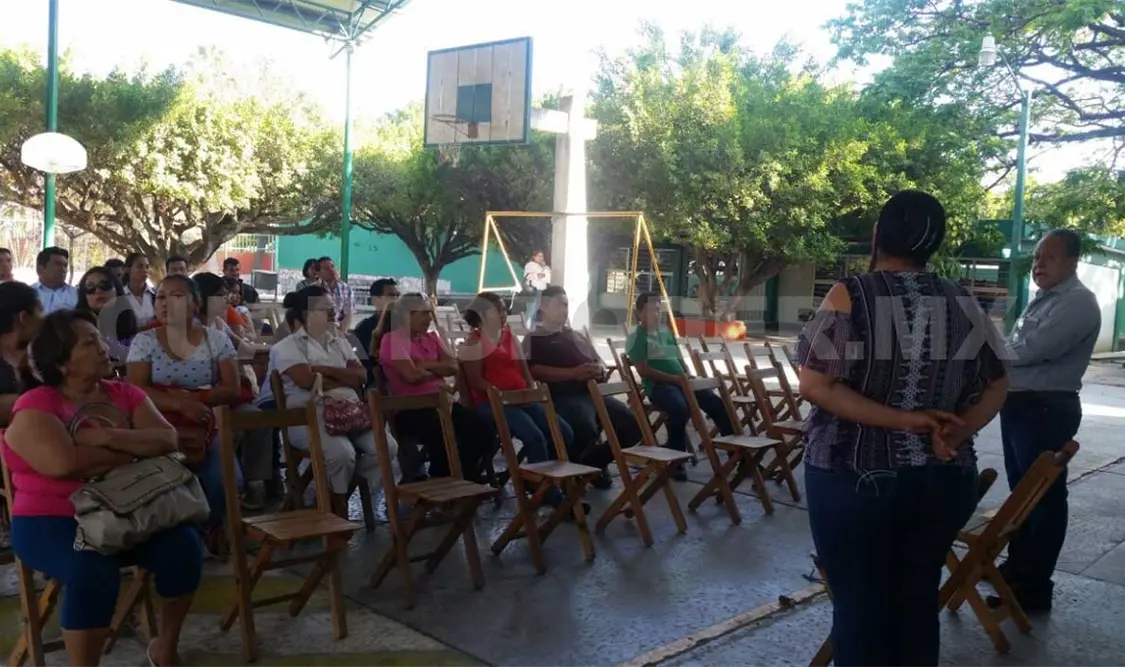 Sin clases; la CFE les cortó la luz