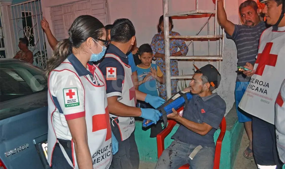 Casi le cercenan el brazo al ser atacado por desconocidos