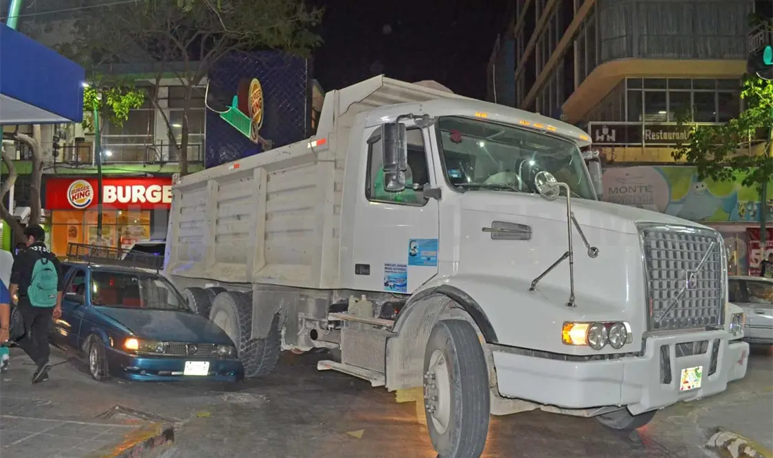 Tsuru intenta rebasar a un volteo y es aplastado