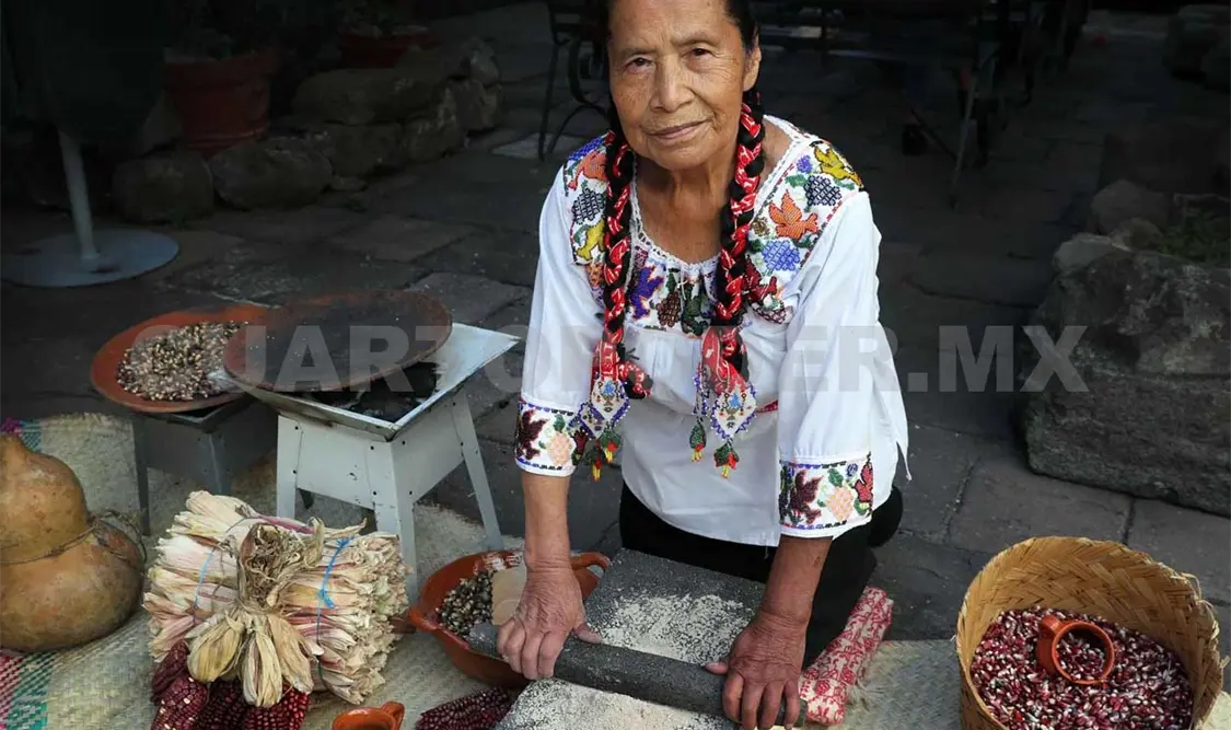 La tradición consiste en que en el pueblo hay una persona por barrio autorizada para cocinar el mole de las fiestas patronales. El Universal