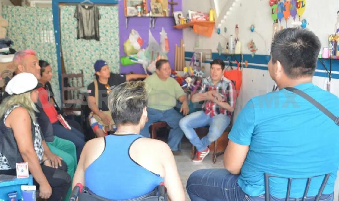 Julio Vázquez, mejor conocido como “Pomadita”, impartió talleres a payasos de Tapachula. Ramón García / CP