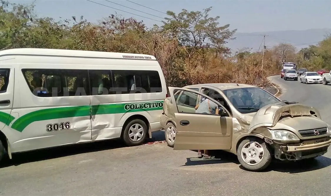 Al parecer el exceso de velocidad provocó que el conductor impactara en la parte lateral a la unidad de pasaje donde viajaban las víctimas. Edberg Mayorga / CP