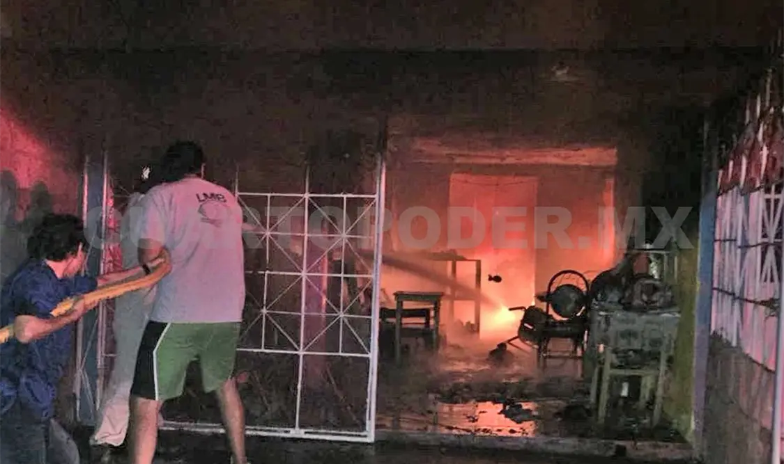 Por un cortocircuito se incendia una casa