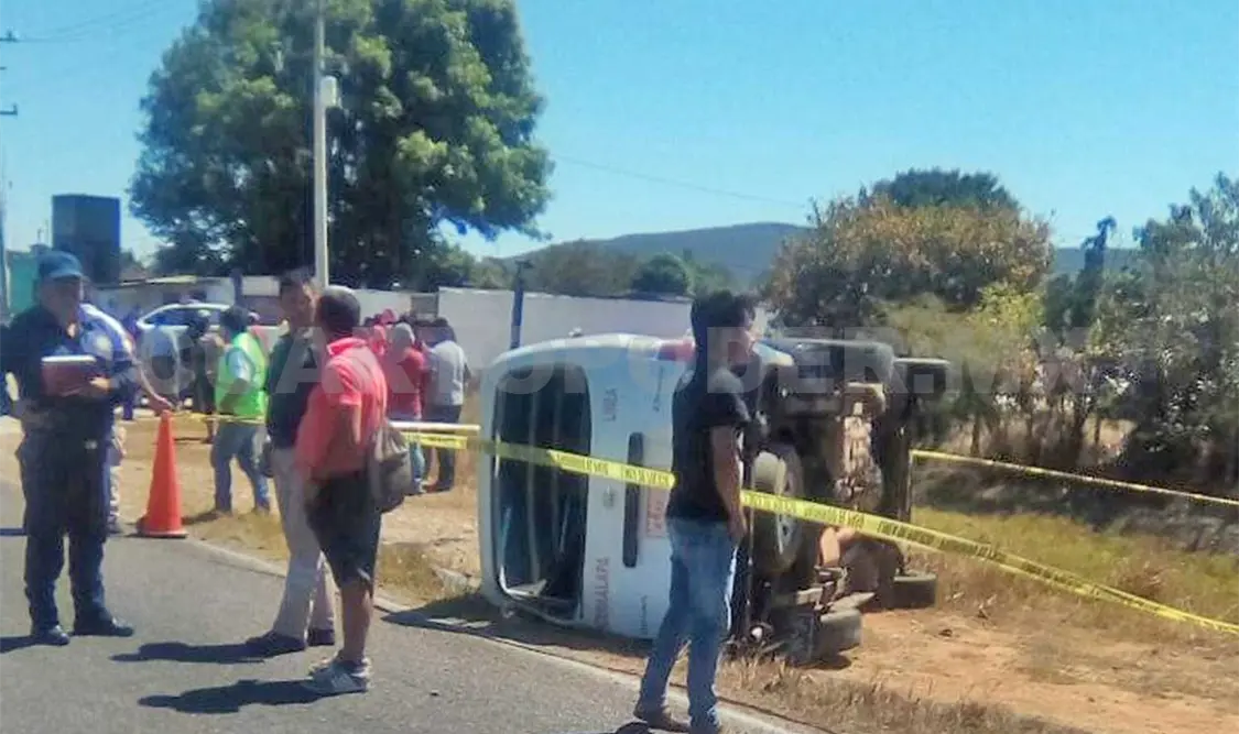 Tres lesionados por volcadura en carretera