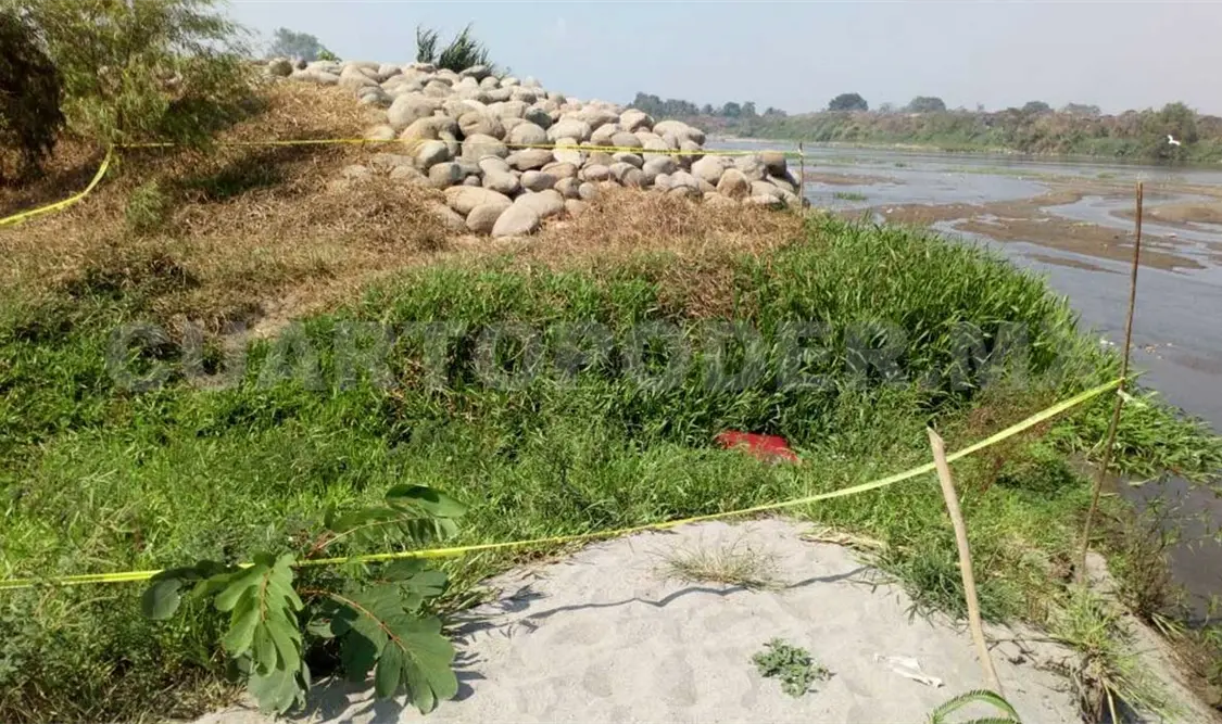 Encuentran a hombre encostalado en río