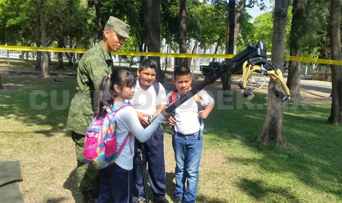 Conviven niños del CAM con militares