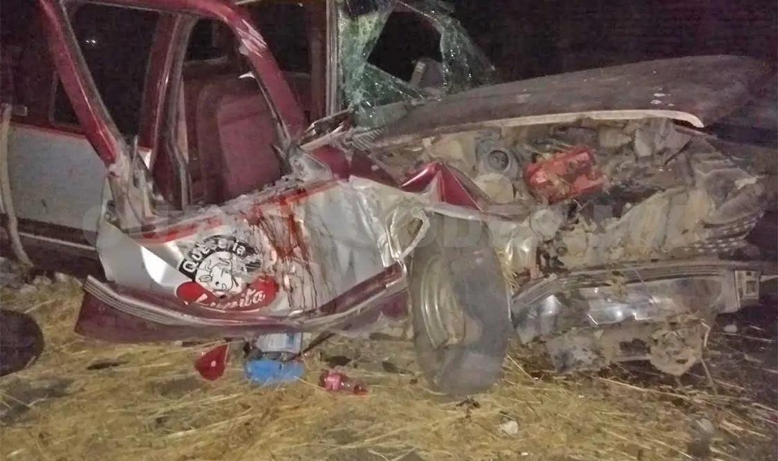 Cuatro heridos al estrellarse camioneta contra un muro