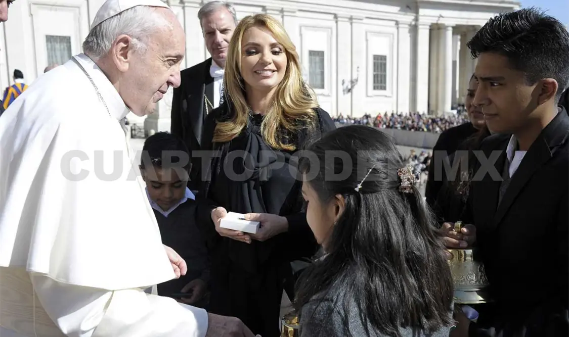 Angélica Rivera y niños visitan al papa