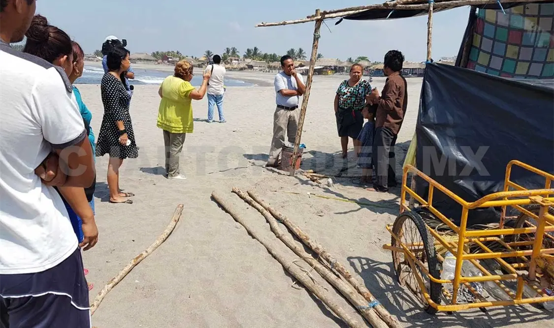 Invaden zonas de riesgo en playa San Benito