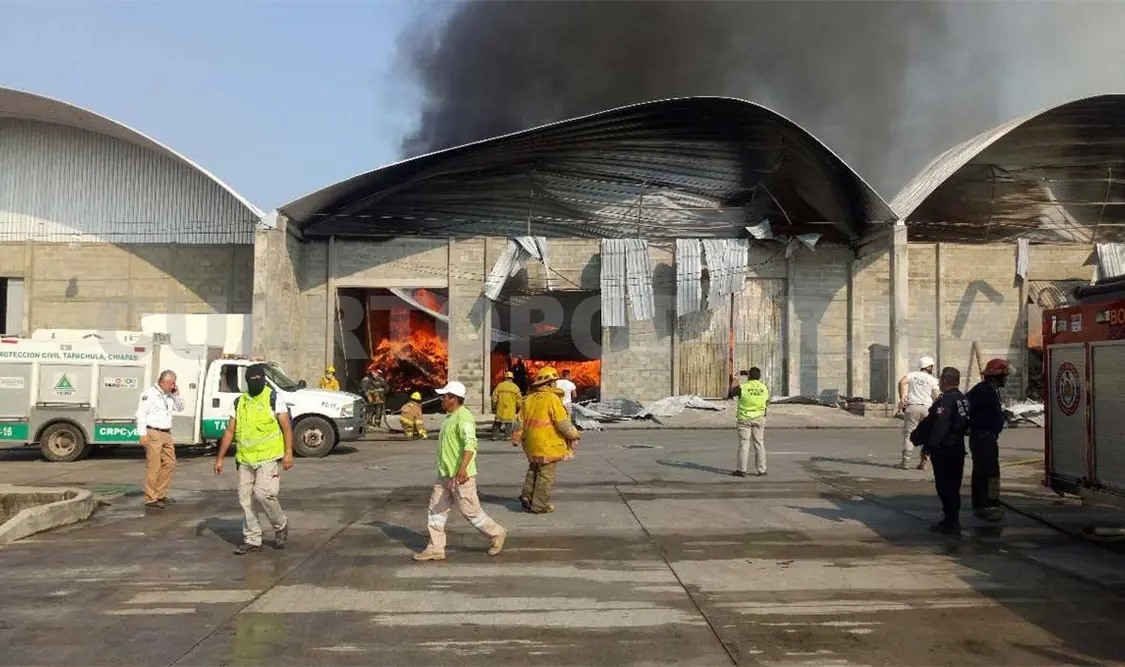 Incendio arrasó con dos bodegas en Tapachula