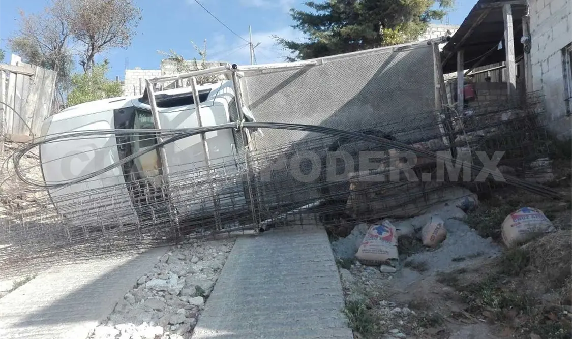 Vuelca camioneta cargada con material de construcción